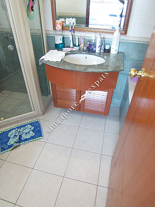 local1_19master_bathroom3001.jpg