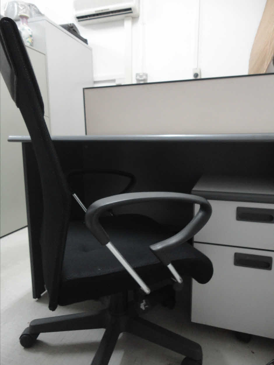 mkt_desks1.JPG