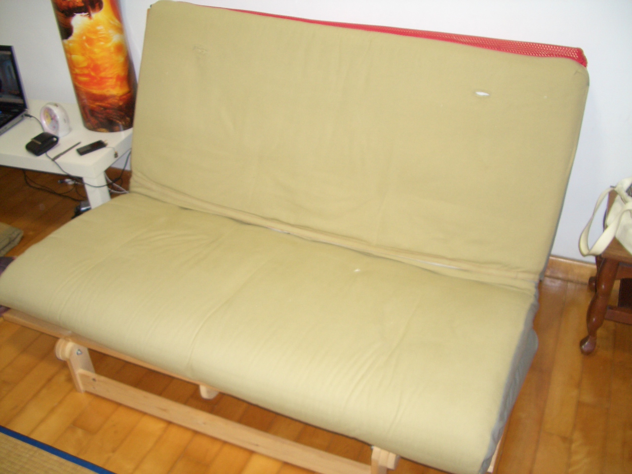 mkt_sofa2002.jpg